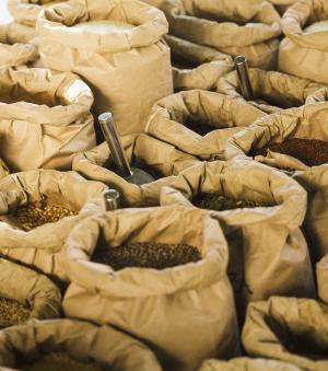 differents types de cereales et de haricots dans des sacs au marche2