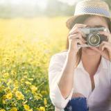 jeune femme voyage vacances utilise camera pour prendre photo exterieur au parc 1421 615