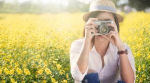jeune femme voyage vacances utilise camera pour prendre photo exterieur au parc 1421 615