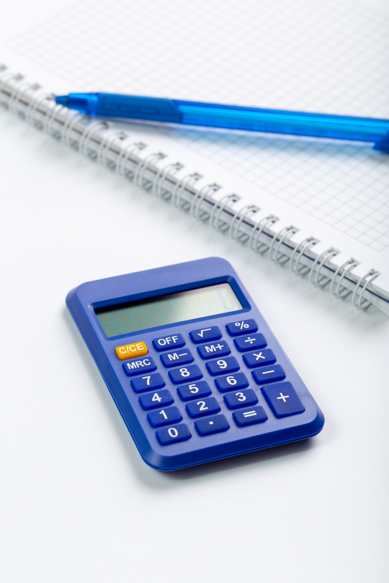 utilisation main comptable bleu calculatrice pour affaires cahier stylo bureau blanc